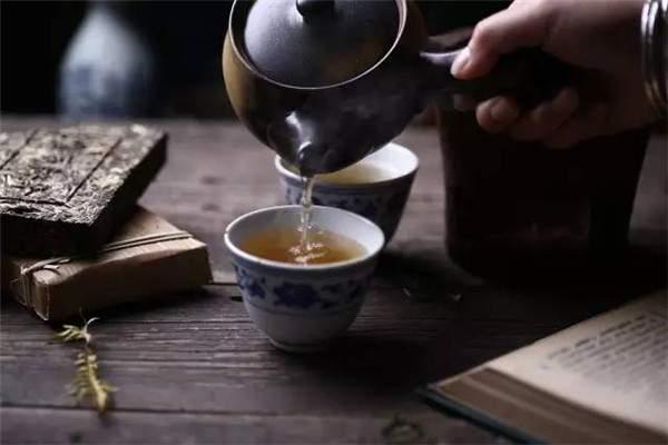 走入茶中，泡出自我