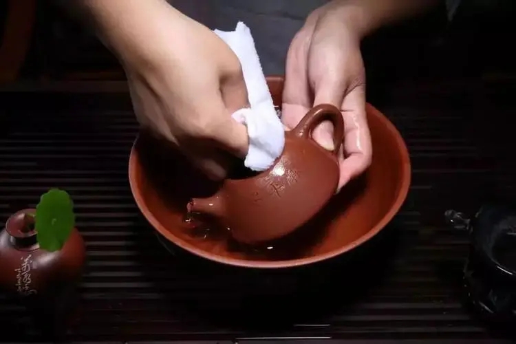 紫砂壺上的茶垢，該不該清理？